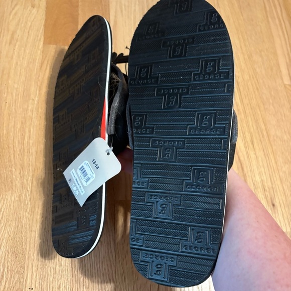 Men\'s Gray Black Flip Flop Sandals Subtle Red Accent NEW Sz 13/14